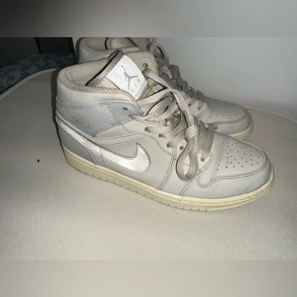 Jordan 1 Mid Light Bone mens size 8.5 womens size 10 - Picture 3 of 5